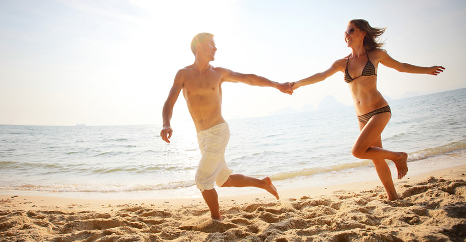 Honeymoon Mauritius buchen Honeymoon Paar am Strand von Mauritius