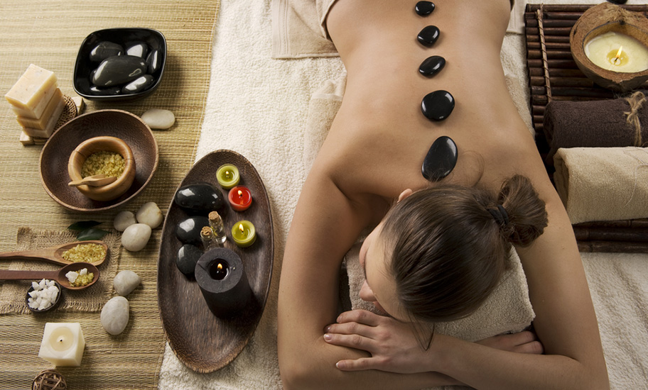 Mauritius Wellness Frau geniesst Stone Massage auf Liege