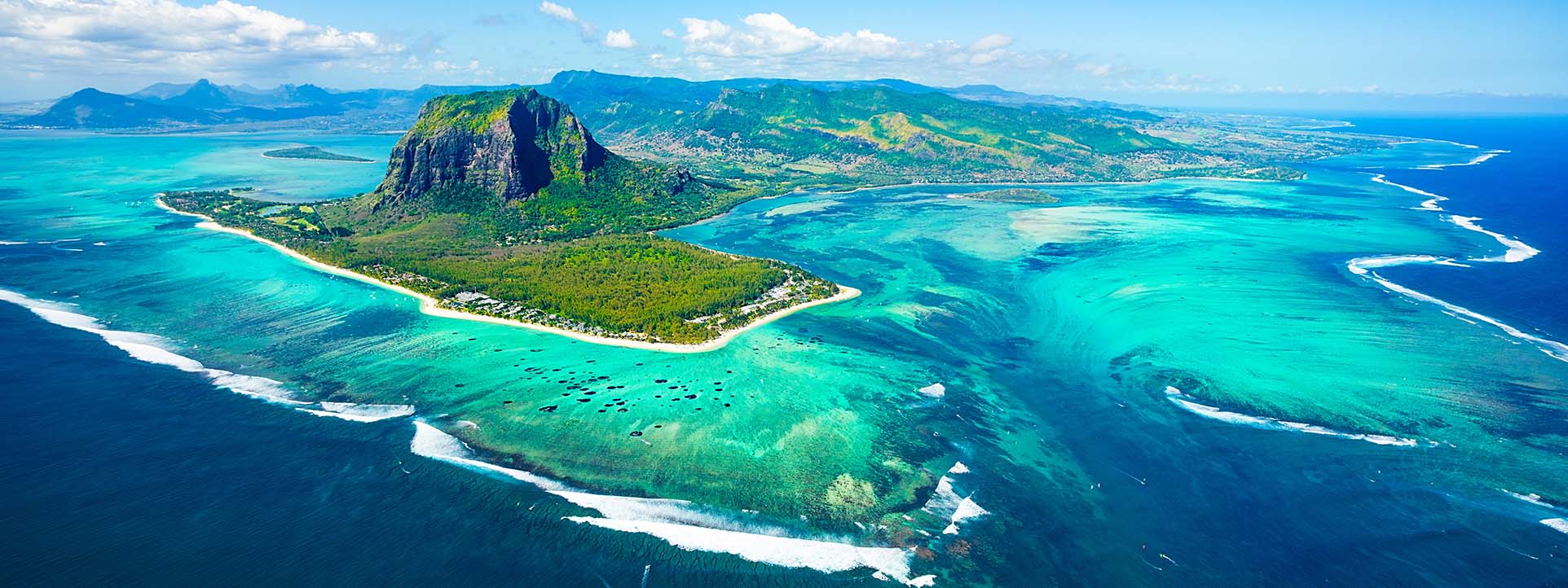 Morne Brabant, Mauritius Luftsicht von Mauritius Insel wo man Berge und Strand sieht für Aktiv Mauritius Reisen